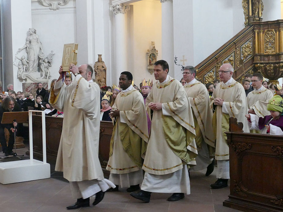 Aussendung der Sternsinger im Hohen Dom zu Fulda (Foto: Karl-Franz Thiede)